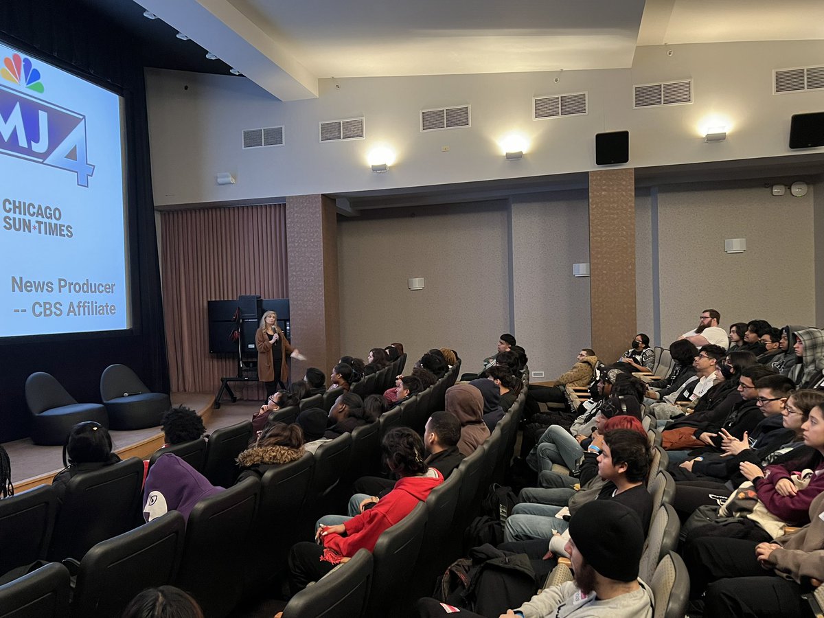 DigitalMediaTK's tweet photo. CTE DM3 Students attending the Communication H.S. Fair at Columbia College! Thank you @ColumbiaChi  ! @ECCECPS @ThomasKelly_CP https://t.co/4u1Zo48dSr