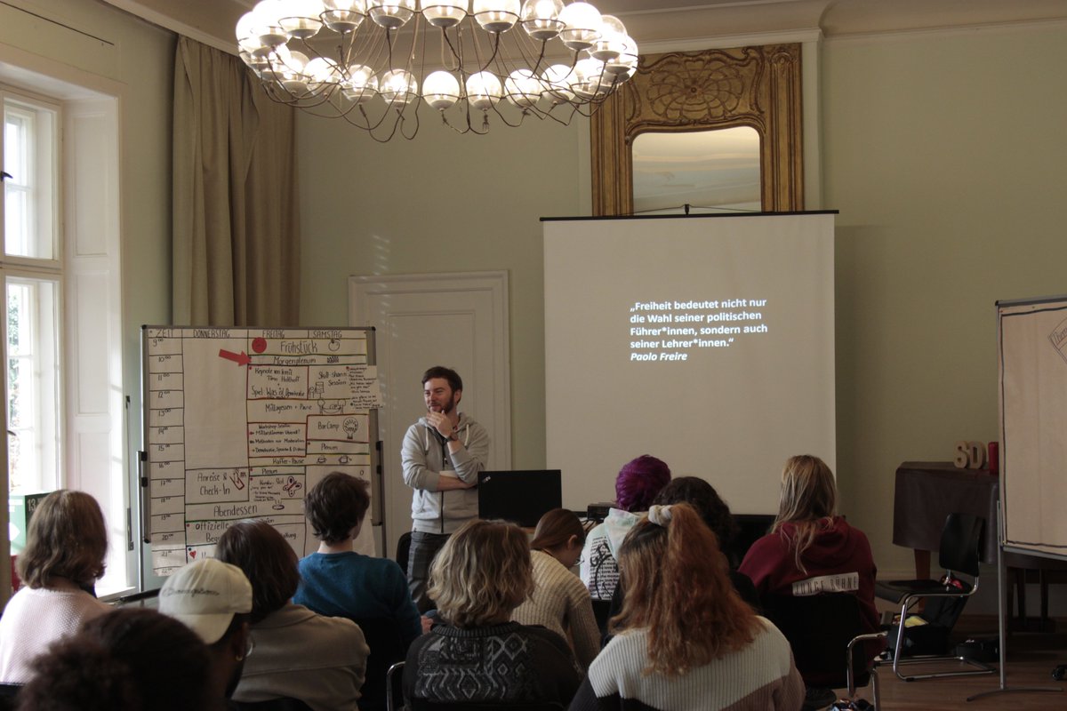 "Wir müssen die Schultransformation radikal denken!" - Timo Holthoff auf unserer Fachkonferenz über Machtverhältnisse im Bildungssystem. 

#Fachkonf23