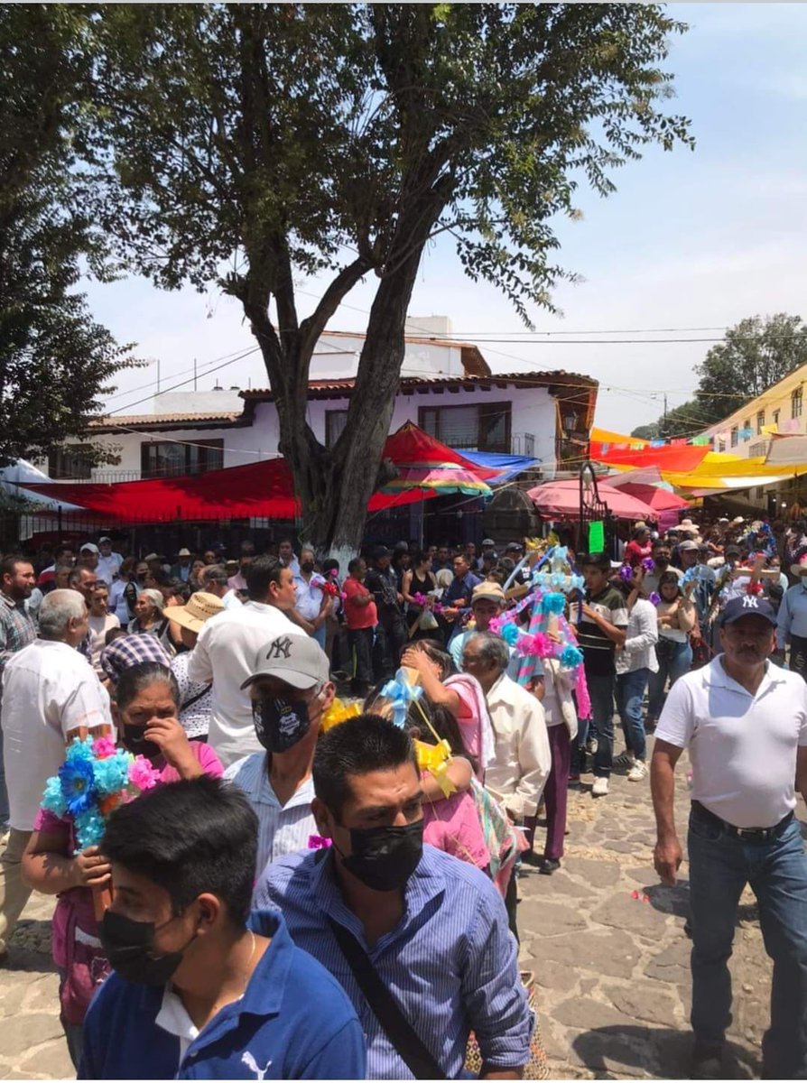 LorenaReyesSal5's tweet image. #ValledeBravo, el día 3 de Mayo, festejamos a la Santa Cruz y a los albañiles; haciendo fiesta de olores, colores y sabores en la iglesia de Santa María Ahuacatlan con comida, peregrinaciones y juegos pirotécnicos. #LaFiestaGrandeDeMiTierra; te invito a disfrutarla ♥️.