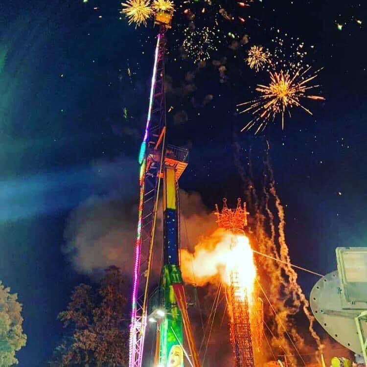 LorenaReyesSal5's tweet image. #ValledeBravo, el día 3 de Mayo, festejamos a la Santa Cruz y a los albañiles; haciendo fiesta de olores, colores y sabores en la iglesia de Santa María Ahuacatlan con comida, peregrinaciones y juegos pirotécnicos. #LaFiestaGrandeDeMiTierra; te invito a disfrutarla ♥️.