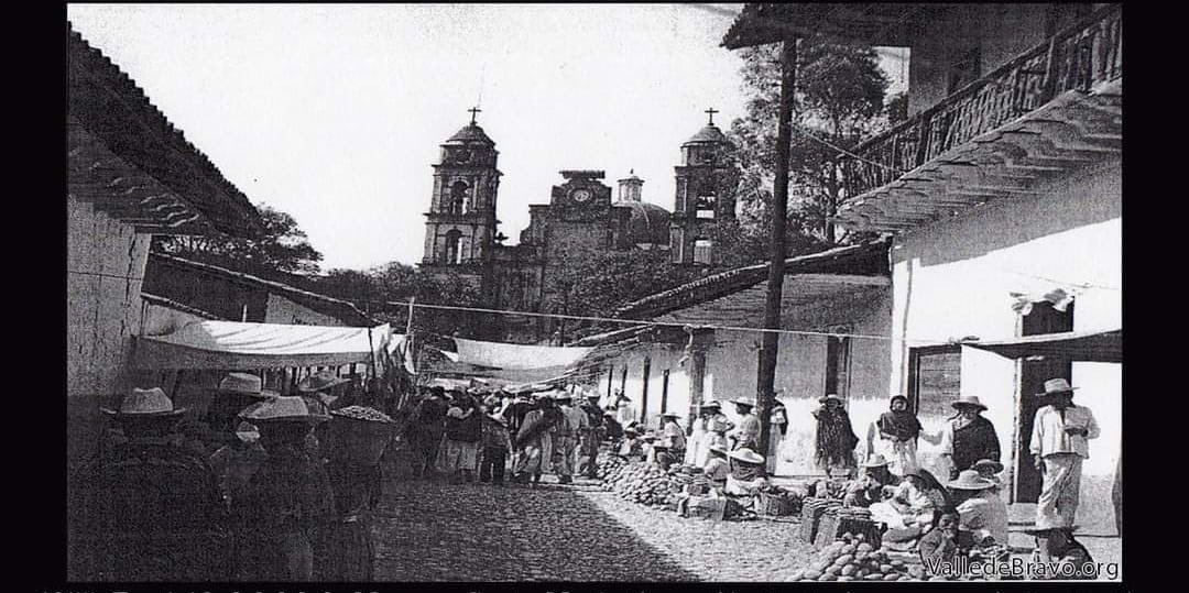 LorenaReyesSal5's tweet image. #ValledeBravo, el día 3 de Mayo, festejamos a la Santa Cruz y a los albañiles; haciendo fiesta de olores, colores y sabores en la iglesia de Santa María Ahuacatlan con comida, peregrinaciones y juegos pirotécnicos. #LaFiestaGrandeDeMiTierra; te invito a disfrutarla ♥️.