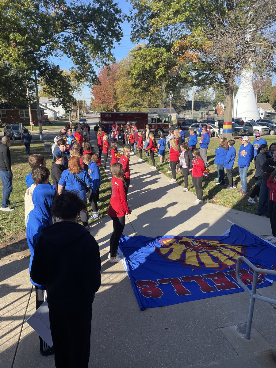 DandurandJason's tweet photo. Huge shoutout to all those who came out to support our STATE-BOUND @shells_xc team today ๐ #AboveTheLine
@RoxanaShells ๐
@RHS_Shells Thespians ๐ญ, teachers, & coaches ๐
#ShellNation #SchoolCulture
#ShellPride #RoxanaProud https://t.co/fmFgO3nv36