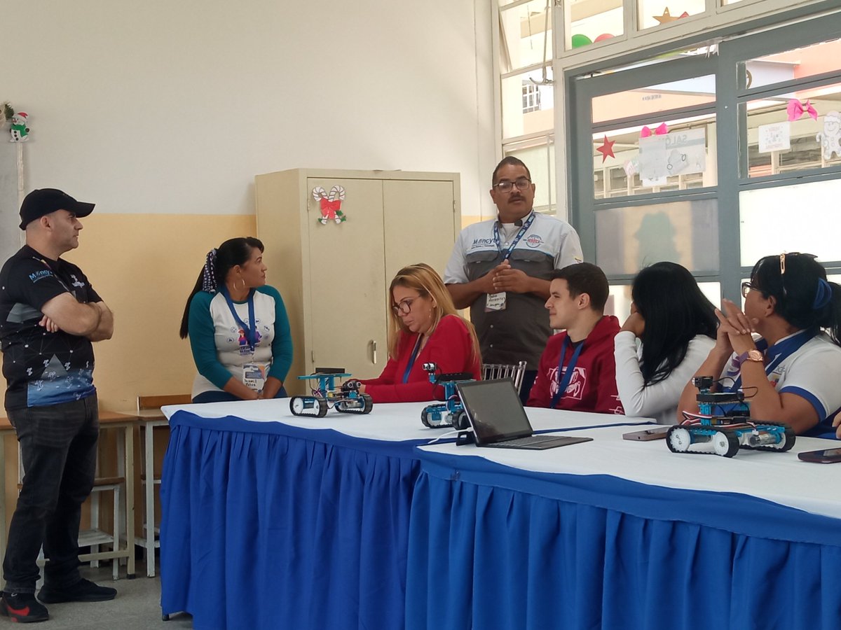 CbitSofiadeH's tweet photo. #03Nov Demostración del Robot Explorador "Willy" 🦾🤖🦿 en el Aula N° 3️⃣ en la UEN Generalísimo "Francisco de Miranda", en el estado Miranda.
#SegundoDiaDeFormacion #RoboticaEducativa 💛💙❤️ https://t.co/xyZUDFJxtZ