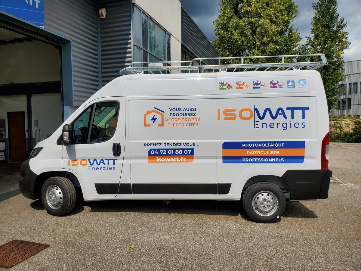 IsowattFr's tweet image. 🔎 Zoom sur nos tous nouveaux véhicules floqués à l'effigie d'Isowatt 🔎

💙 Merci à la société Prétext Infographie pour la réalisation de ces magnifiques flocages !

#Flocage #Véhicule #Panneauxsolaires #Energie