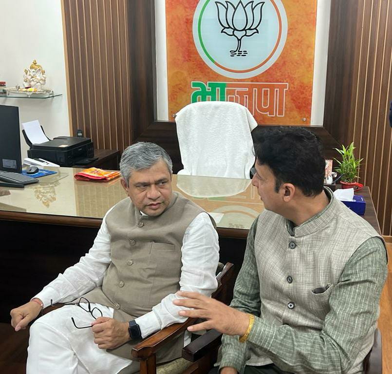 rohitgangwalind's tweet photo. देश के ऊर्जावान एवं कर्मठ केंद्रीय रेल मंत्री श्री @AshwiniVaishnaw जी से भोपाल में शिष्टाचार भेंट कर प्रदेश विधानसभा चुनाव को लेकर विस्तारपूर्वक चर्चा की।

#BJP4MP https://t.co/wubPXWpdS7