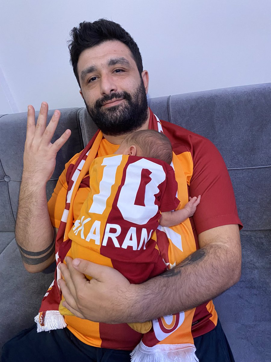 olzaay's tweet photo. #GSvKAS 1 haftalık oğlumla ikinci maçımız 💛❤️ https://t.co/nVXgqkdcgu