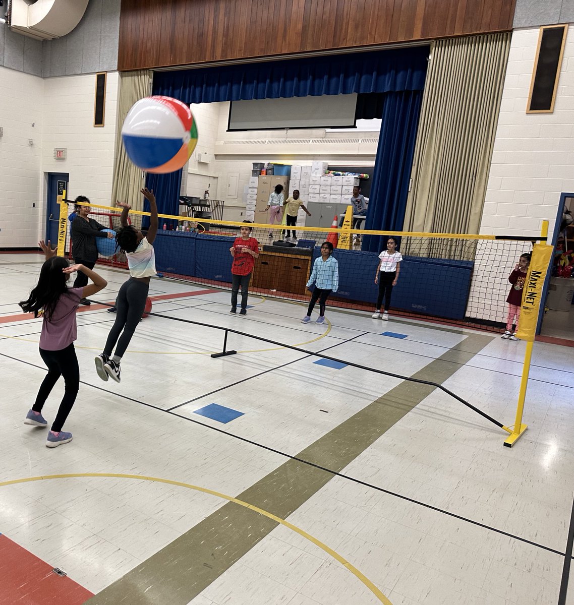 Working our way up to bigger nets and the improvements we are all seeing in their “form” in volleying/bumping skills has been amazing! The back and forth rallying just kept going and going 👏 👏 #VolleyballLife #FunInTheGym #SomersetFam🙏❤️