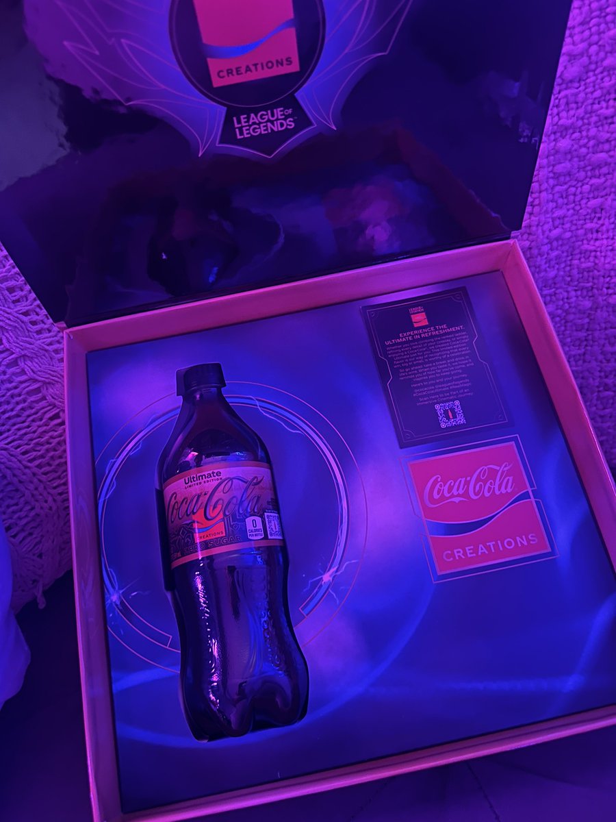 THANKS GIVEAWAY DAY 2 🍁🍂

sponsored by <a href="/CocaCola/">Coca-Cola</a> 

- Coke x League of Legends
Ultimate Edition gift box
- JBL Quantum 610 Headset
- Coke blue light glasses
 
TO ENTER:

- follow @widowo
- follow twitch.tv/widow 
- LIKE &amp; RETWEET

winner drawn 8 PM CT TODAY

#TasteTheXP