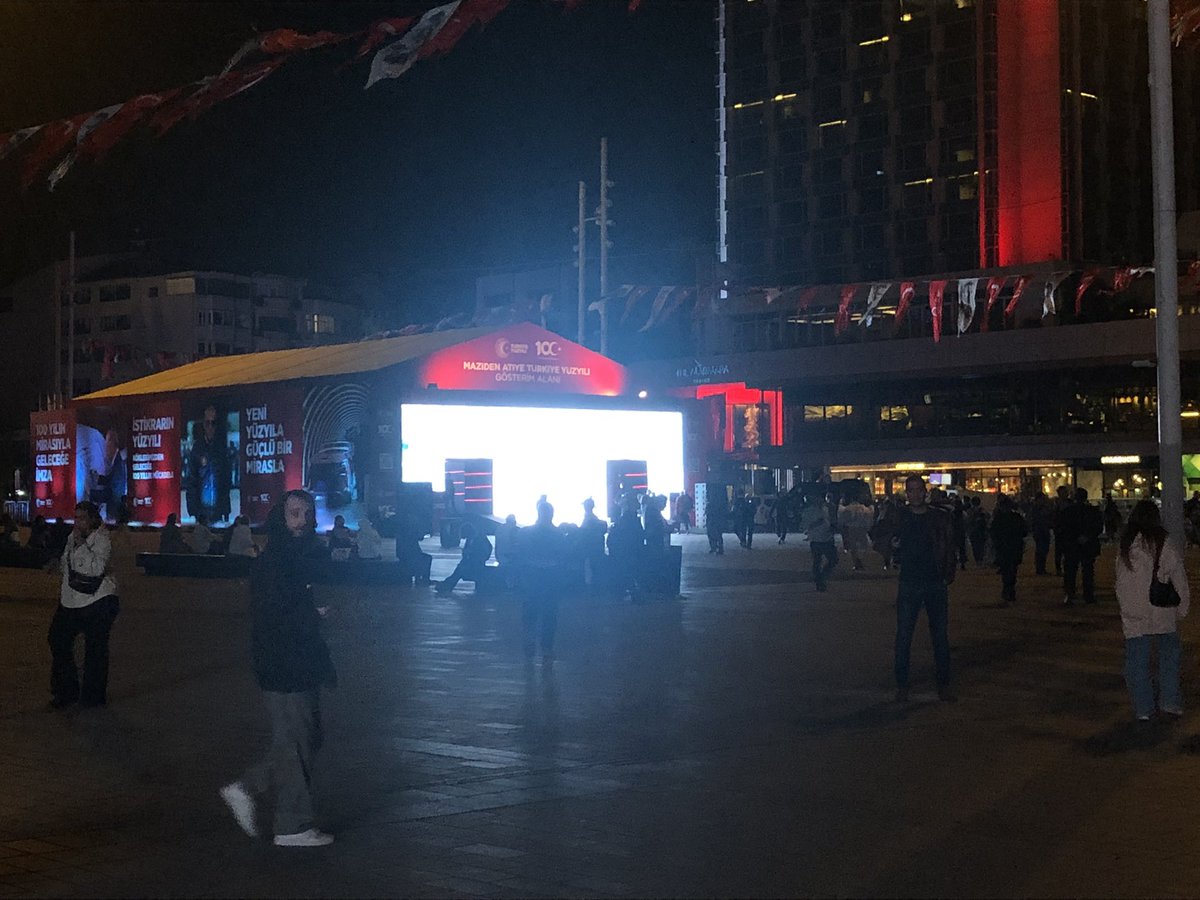 Taksim’i daha ucube bir hale nasıl getiririz diye bayağı düşünmüşler. Uzun zamandır bu kadar kötü bir tecrübem olmamıştı rezalet ya.