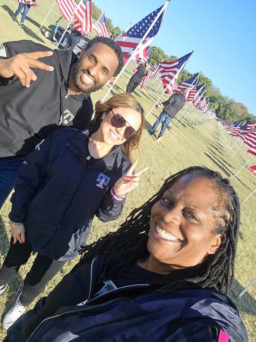 BlueLove_1920's tweet photo. When your squad is committed to the community... #UnCarrier #TMobileCares #ILoveMyJob #MyJobIsBetterThanYours #PlanoFlagsOfHonor https://t.co/ckNV5RPMkD