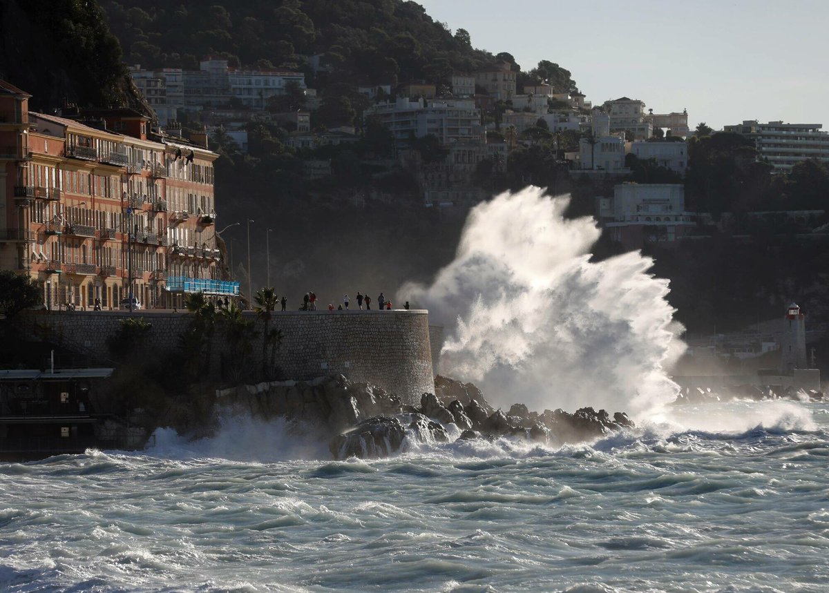 11 photos pour vous montrer l'impressionnante houle ce vendredi sur la Promenade des Anglais à Nice
➡️ l.nicematin.com/uHQ