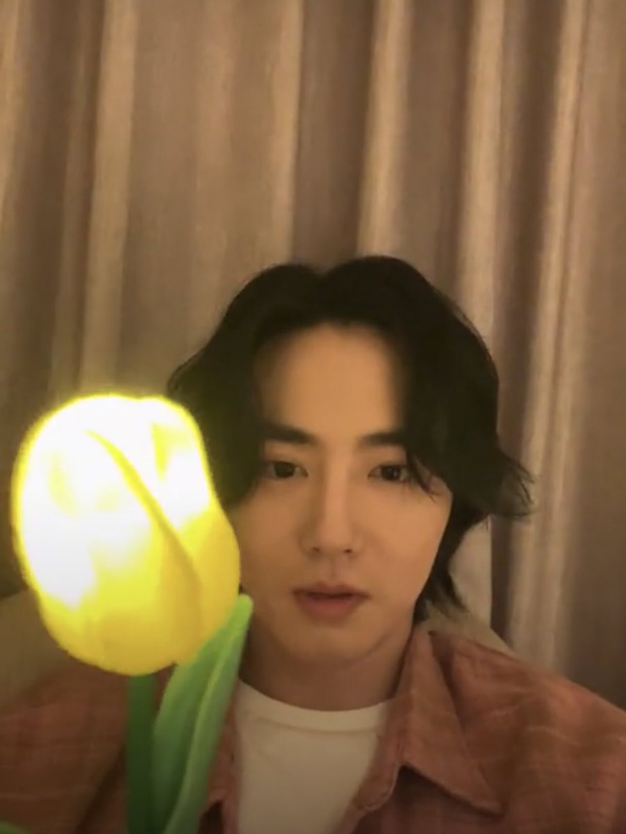 kokokbop's tweet photo. SUHO IS LIVEE!! THE TULIP 😭😭 https://t.co/Ab5RaF90zw