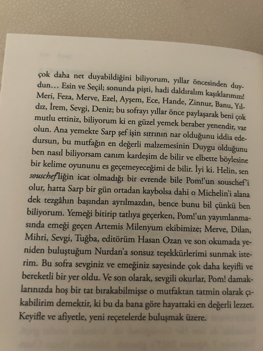 Kitabım gelmiş, @Virgo_v6 hünerli ellerinden çıkan henüz basılmadan okuyan şanslı okuru olduğum bu lezzetli hikayenin son sözünde adımın geçmesi beni ayrıca gururlandırdı. 🥹Çok teşekkürler♥️ Yeni çıktı, kestaneli sufle tadını hisseteceksiniz. #pom #artemisyayınları