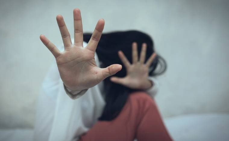 2016 yılında Şemdinli'de çöp atmak için dışarı çıkan 11  yaşındaki Esra Yücel tecavüze uğramış ve  uçurumdan atıldıktan 1 gün sonra köylüler tarafından bulunarak hastaneye kaldırılmıştı.

Çocuğun ifadesi doğrultusunda Veysi, Zahir ve Nihat Yılmaz adlı kuzenler tutuklanmış fakat 8