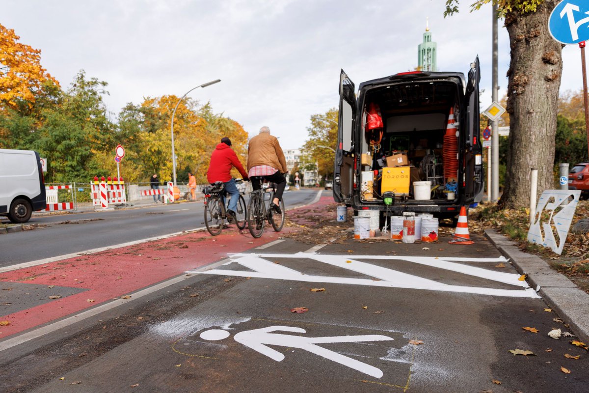 Die Bauarbeiten für den #Radfahrstreifen auf der Boelckestr. schreiten voran: Derzeit wird der Asphalt saniert + Markierung von Radfahrstreifen, Querungsstellen und Flächen für den ruhenden Verkehr. Es folgen: Kreuzungsbereiche & Beschilderung. Alle Infos: infravelo.de/projekt/boelck…