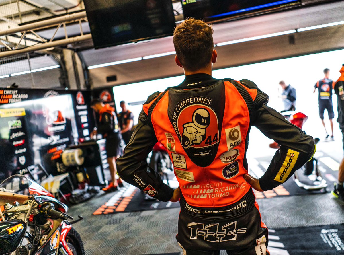 Hoy nos hemos vuelto a quedar esperando a que parase el viento 💨😫

Tras la cancelación de las sesiones de jueves y viernes, nos quedamos a la espera de que mejoren las condiciones para volver a la acción habitual del <a href="/JuniorGP/">FIM JuniorGP</a> 💪🏼

#PilotosCuna #RoadToMotoGP