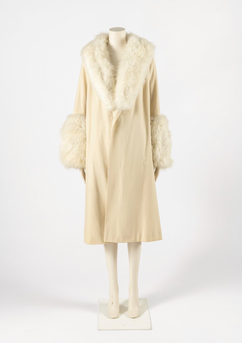 Friday Treat Time and we’re travelling back to the 1920s with this elegant winter coat by French fashion legend #JeanPatou 🤍 Dating to about 1925, this beautifully cut cream wool coat features a shawl collar trimmed with fur and matching oversized cuffs.