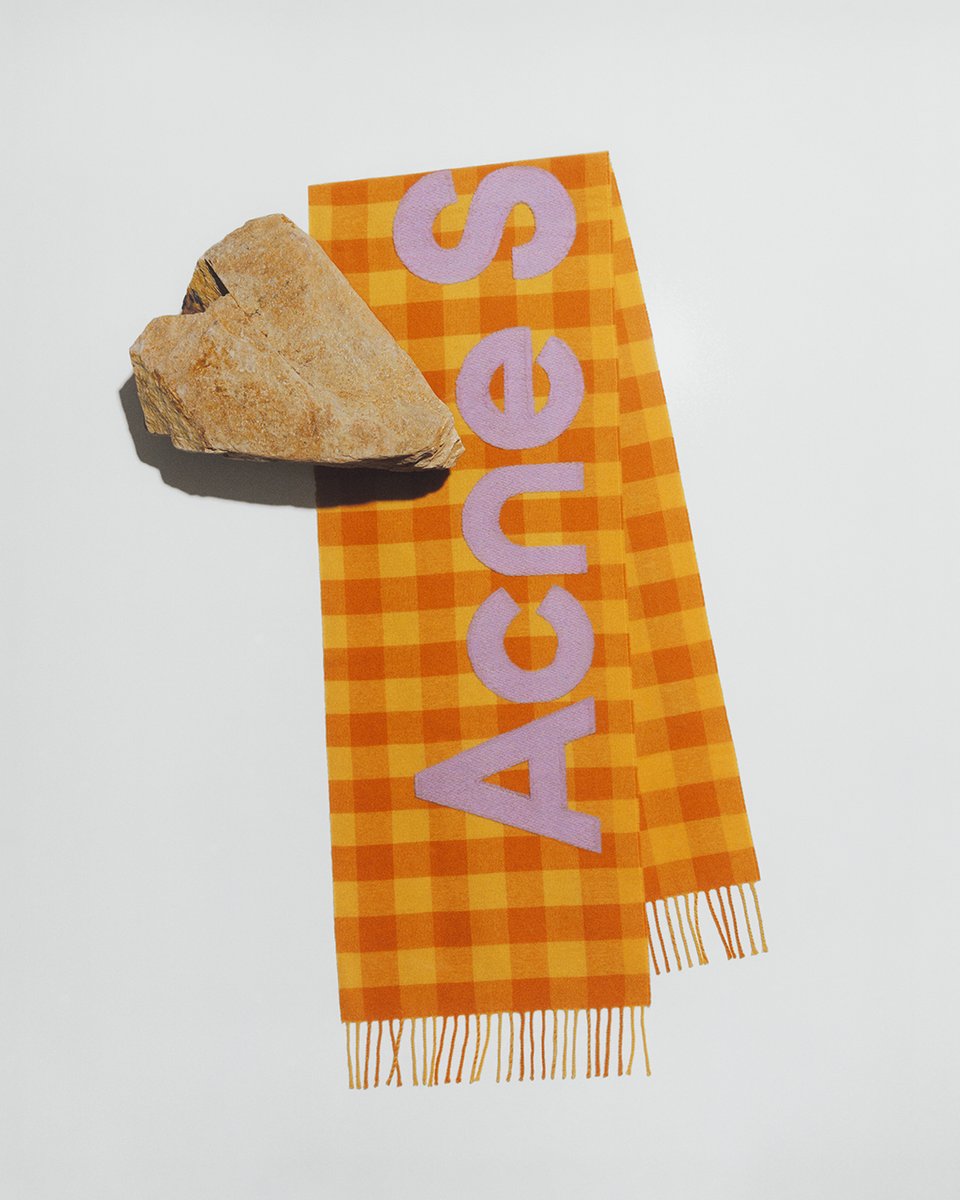 acnestudios's tweet photo. Our iconic scarves add an energetic touch to the cosiest season of the year. Discover new #AcneStudios scarves, available now in store and online.
Photographer: #JeanMarieBinet
Set designer: #AliceKirkpatrick https://t.co/5BdQ6DbKkR