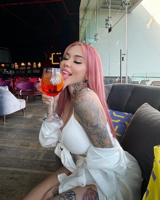 You want to come lick my glass with me ? https://t.co/7FbLdMrF1g