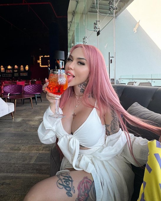 You want to come lick my glass with me ? https://t.co/7FbLdMrF1g