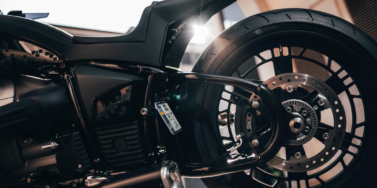 BMWMotorrad's tweet photo. Meet the Customizing Championship winner 2023! #CustomBikeCheck
The exceptional BMW R18 "Unbreakable" features many unique details such as a unique body kit, and an adjustable air suspension! What do you think? 🔥
#MakeLifeARide #Soulfuel #CustomBike #NotForSale #BMWMotorrad https://t.co/IsONCpwZtK