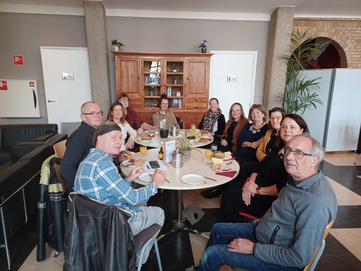pniessen66's tweet photo. Pleegouder lunch vanmiddag met gemeente Weert en diverse organisaties zoals Punt Welzijn, buurtgezinnen en Pactum in het kader van #weekvandepleegzorg . Fijn om gehoord te worden en mooie nieuwe initiatieven zoals Mockingbird en pleegmaatjes. https://t.co/LYhs11xJ5H