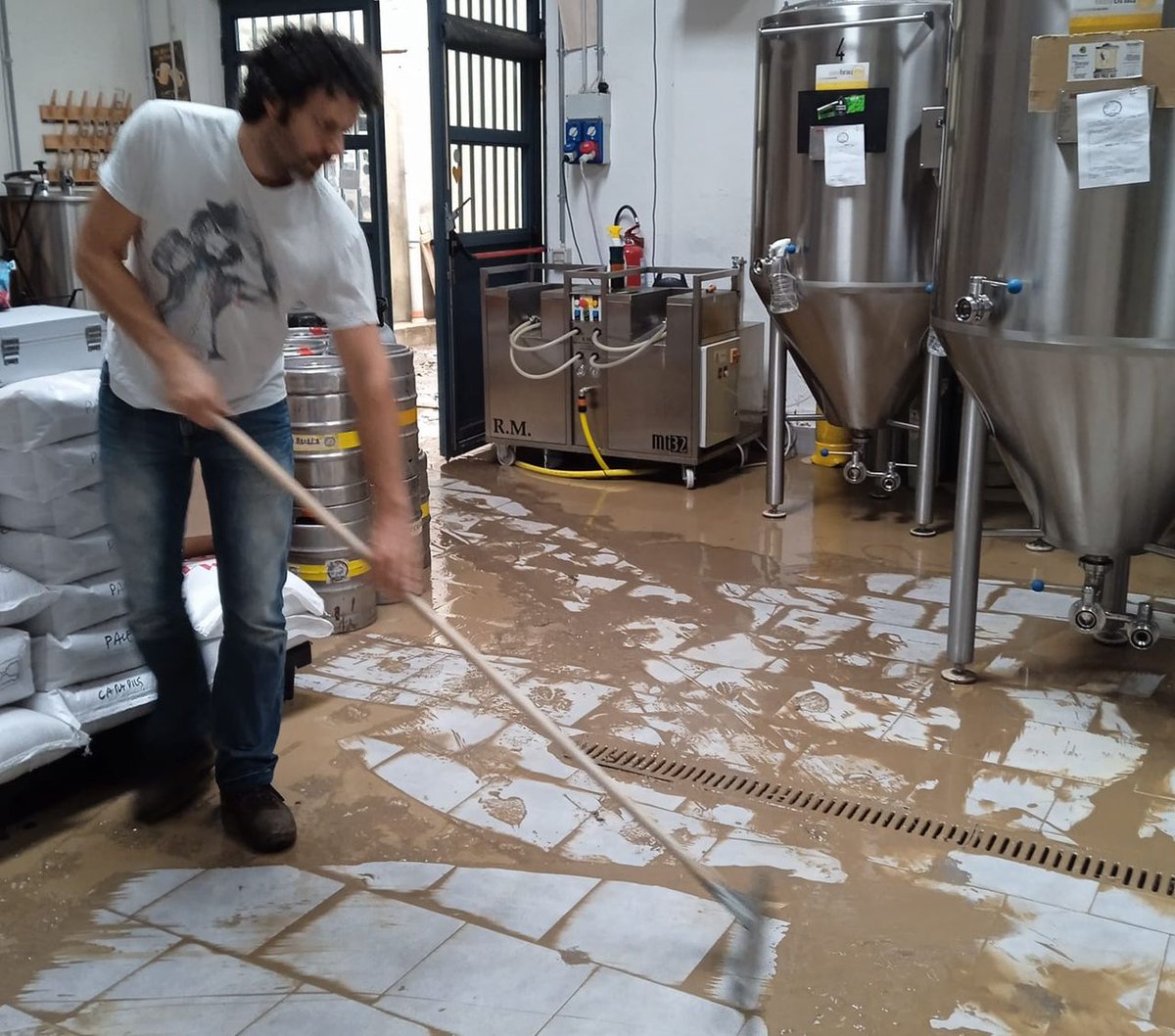 cronachedibirra's tweet photo. Situazione non facile per i birrifici #Mostodolce e #Badalà a causa della tempesta #Ciaran 

https://t.co/XMeMb4kE3h #Toscana https://t.co/pqkp3QzF86