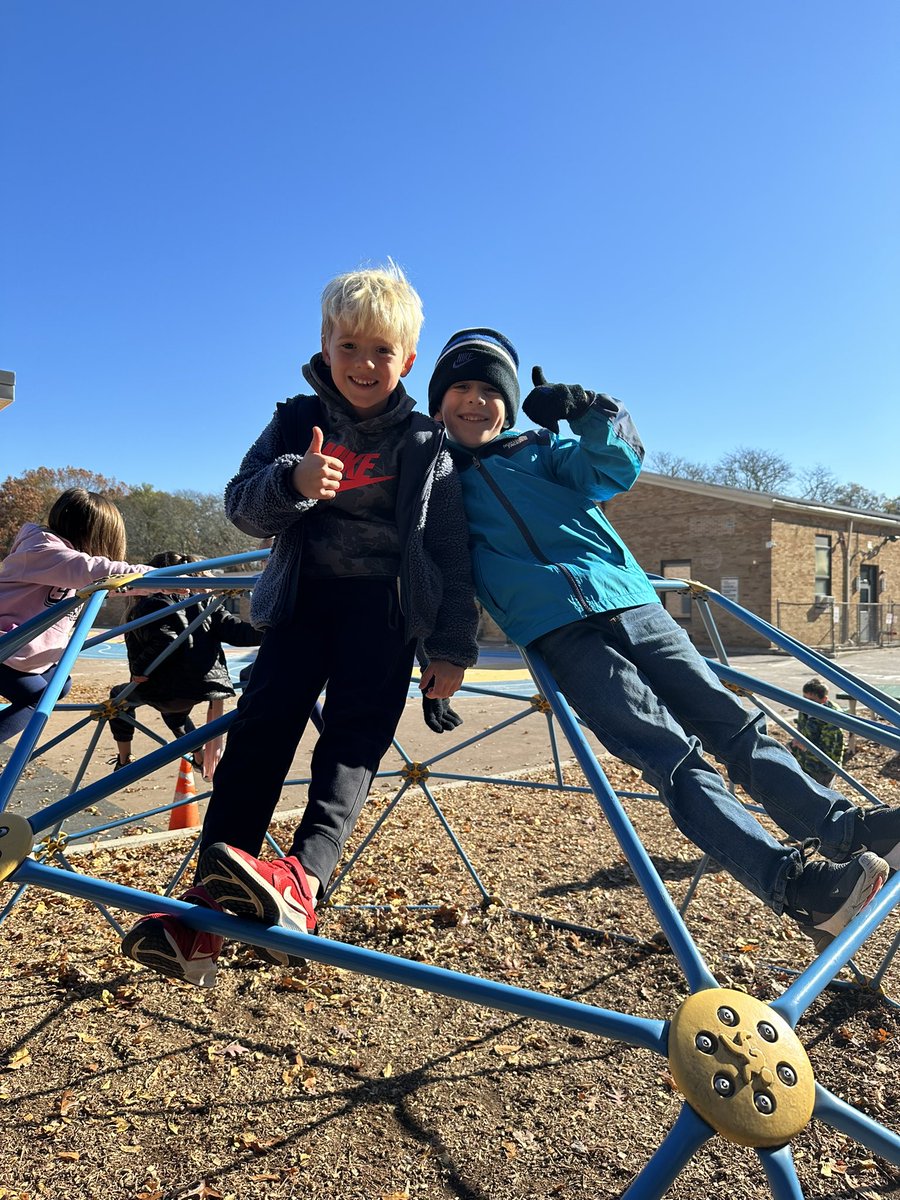 I couldn’t think of 2 more deserving friends to be recognized for being respectful by the playground/lunch aides during this morning’s School Pride assembly! 💙💛