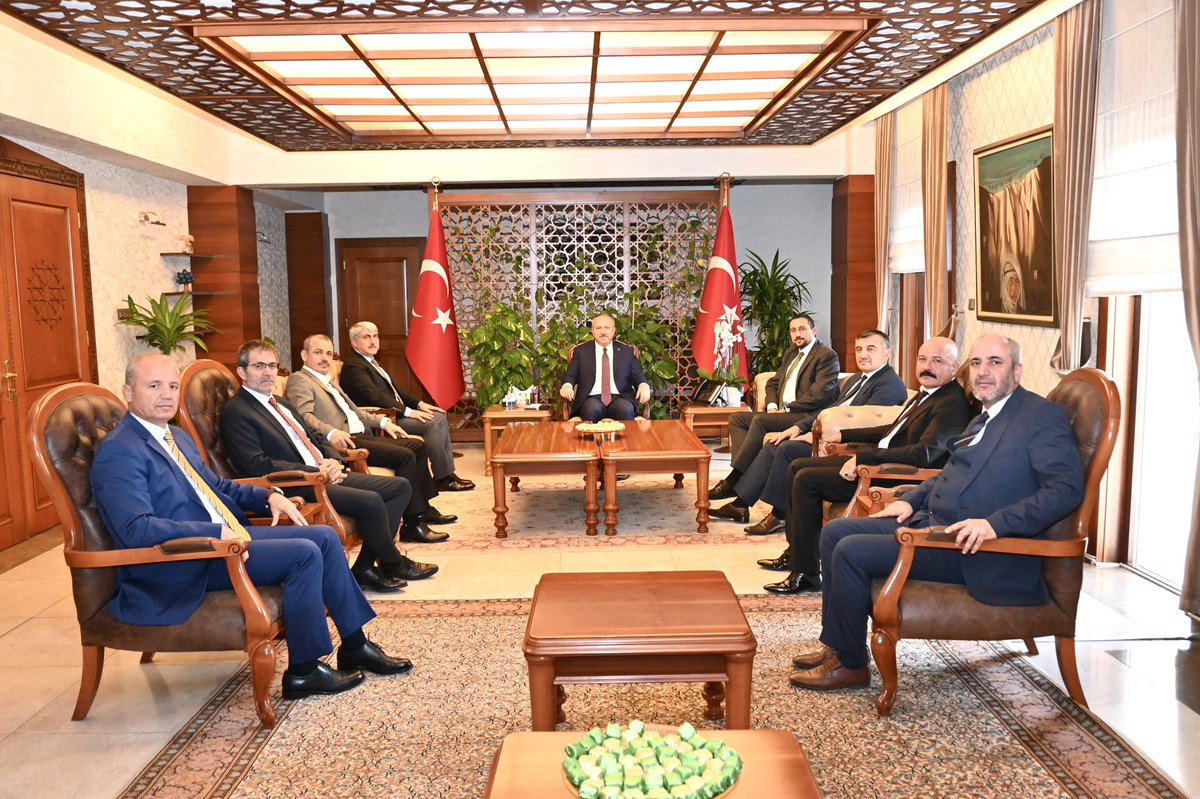nevsehirvalilik's tweet photo. Anayasa Mahkemesi Üyesi Sn. Selahaddin Menteş, YSK ve Yargıtay Üyesi Sayın Mahmut Akgün, HSK Üyesi Sn. Bilal Temel, Cumhurbaşkanı Başdanışmanı Sn. Mustafa Akış ve beraberindeki misafirler Valimiz Sn. Ali Fidan’ı (@ValiFidan) makamında ziyaret etti. https://t.co/fNkiui0ySE