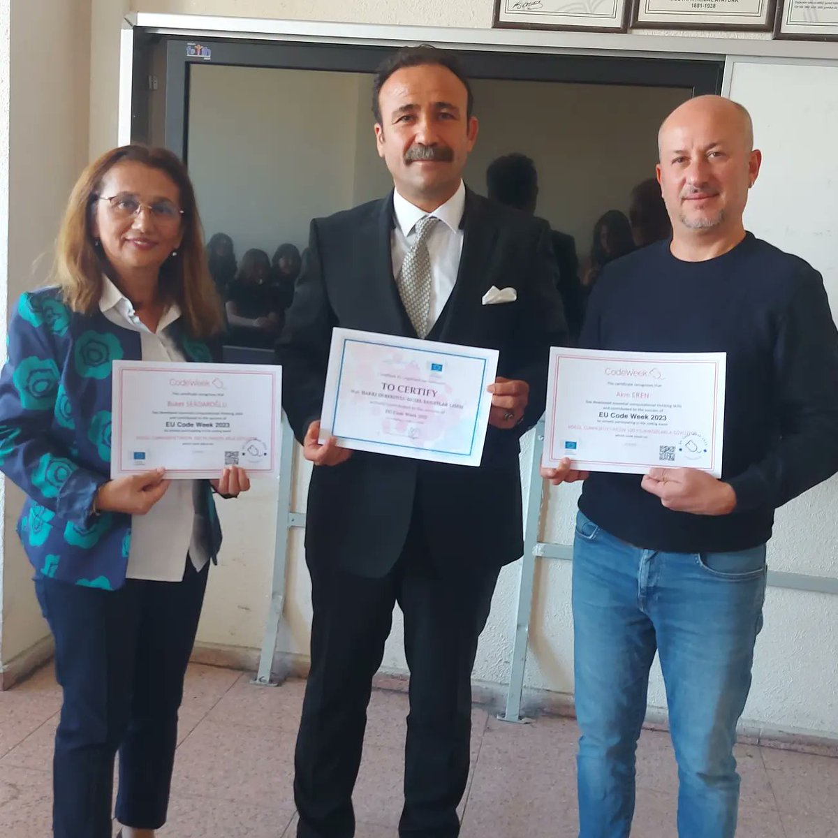 hderekoyluGSL's tweet image. Okulumuz Cumhuriyetimizin 100. yılı Yapay Zeka ve Kodlama Festivali etkinliğimiz ile   Marşlarımızı kodlayarak söyledik.sertifikalari aldik

 #Codeweek2023 🌐
#YapayZeka 🤖
@tcmeb
@emre_caliskan
@denizlimem
@ArgeDenizli
@YTEMEL3
@CodeWeekEU
@CodeweekTurkiye
@serdarogl1