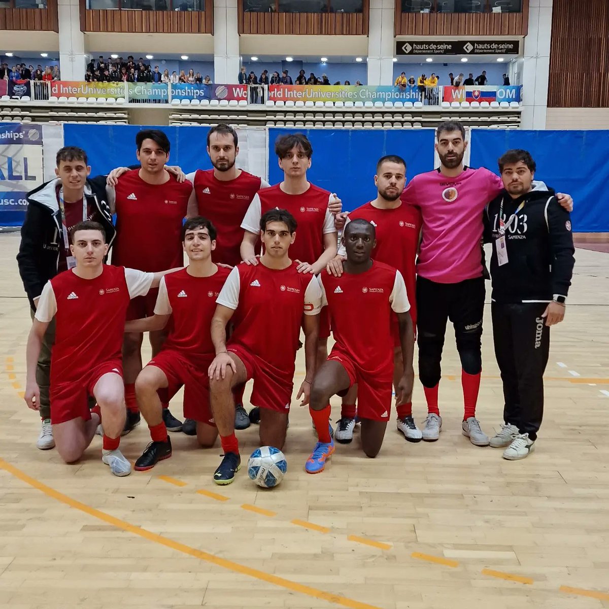 SportSapienza's tweet photo. ⚽️ #WUIC Paris 2023: day 2 - Si ferma agli ottavi di finale la corsa del team #Sapienza di #calcioa5.
👏🏼 Un grande applauso va comunque fatto ai nostri ragazzi, che non hanno sfigurato alla loro prima partecipazione assoluta ai campionati interuniversitari!
#ForzaSapienza🔴⚪️ https://t.co/slpUp3Nbo3