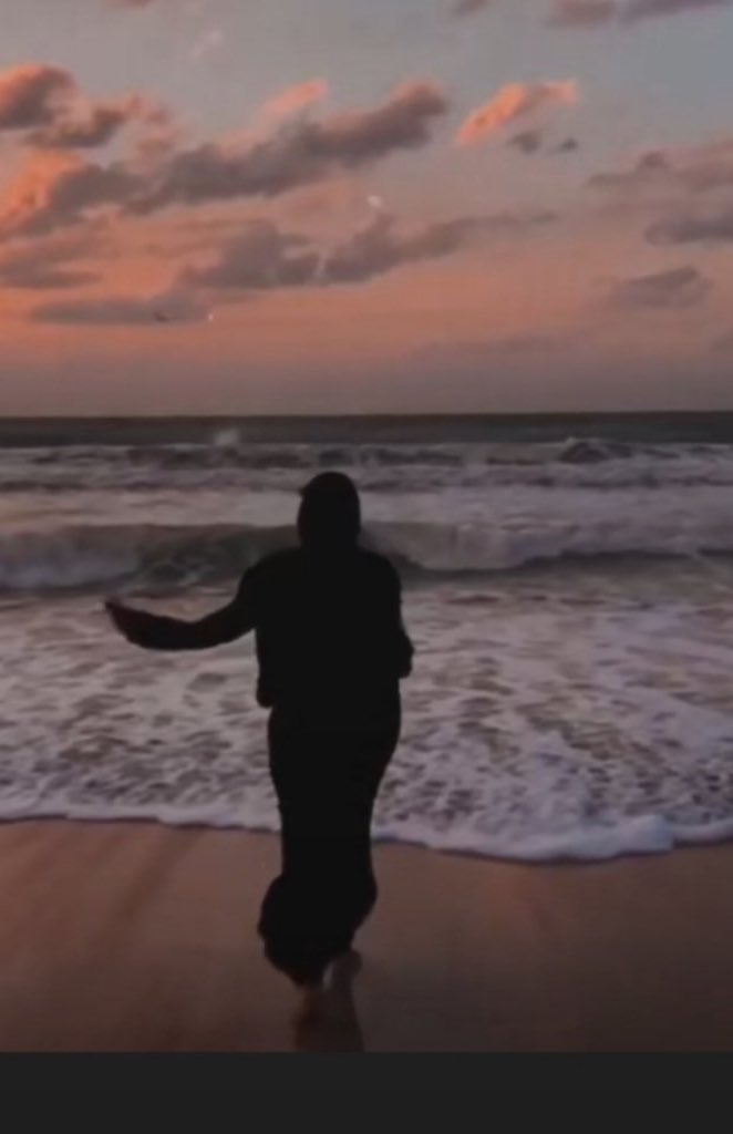 ↴ ✿

تعب 
مدري عتب / مدري أمل 
واقف على الميهاف 
بقى يأسٍ وحيد وكل مشرق نور أكفر
به 
أنا ماجيت أبسرق منك عمرك؟ 
والسّنين عجاف
أنا جيت أتسلف منك ضحكة وألعن
الغربة
.

.

❀ ᭄

┈┉━❀ ♥️. ❂❀━┅
#منبع_الزين