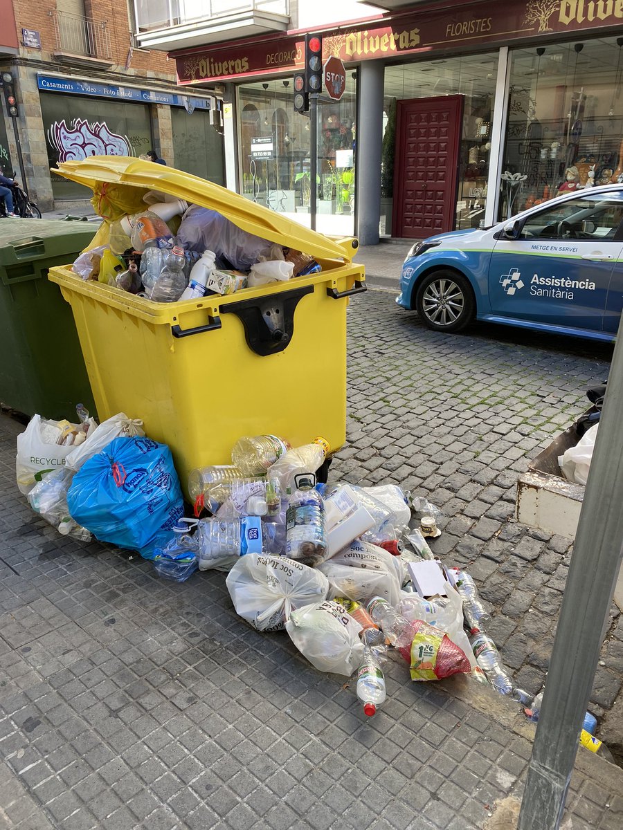 oscarmipa's tweet photo. Fa tres dies que tenim el carrer ple de plàstics. Al carrer de la Creu Gran amb Mas Adei. Podem fer-hi alguna cosa @ecoequip ? Gràcies https://t.co/jjBWvIwIZv