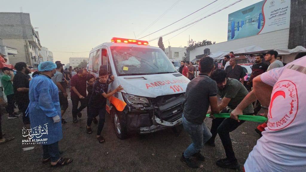 The #Israeli occupation forces committed a new massacre in the Gaza Strip on Friday evening, their military warplanes bombed of the main entrance to Al-Shifa #Medical Complex in western Gaza City, resulting in dozens of martyrs and wounded .

ارتكبت قوات الاحتلال الإسرائيلي، مساء