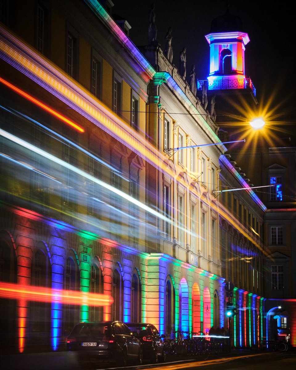 📷 Bonn erstrahlt im magischen Licht! 📷
Von heute bis Sonntag Abend (3.-5.11 2023) könnt ihr die atemberaubende Illumination unserer Innenstadt erleben.
Lasst euch von Bonn leuchtet verzaubern! Mehr unter:
bonn-leuchtet.de