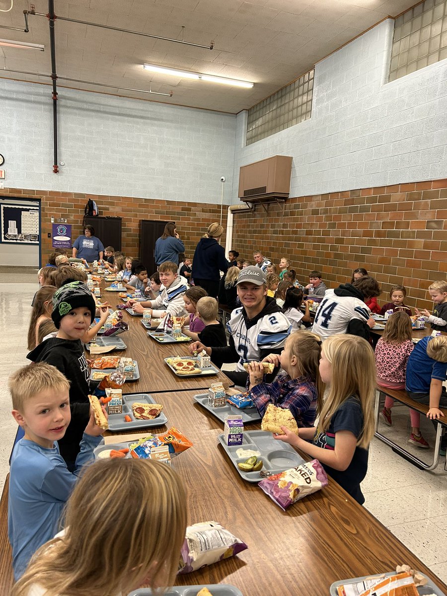KDewitte71's tweet photo. The Cougar football team joined the elementary for lunch today. #cougarpride #cedarmountain https://t.co/ifcw4U1lvo