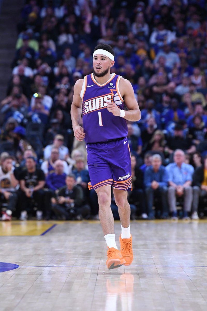 AndrewLeezus's tweet photo. Devin Booker this season: 

31.5 PPG 

10.5 APG

7.5 RPG 

58/53/100% splits 

Let this man stay healthy. He can win MVP. https://t.co/mNwGvjRs1J