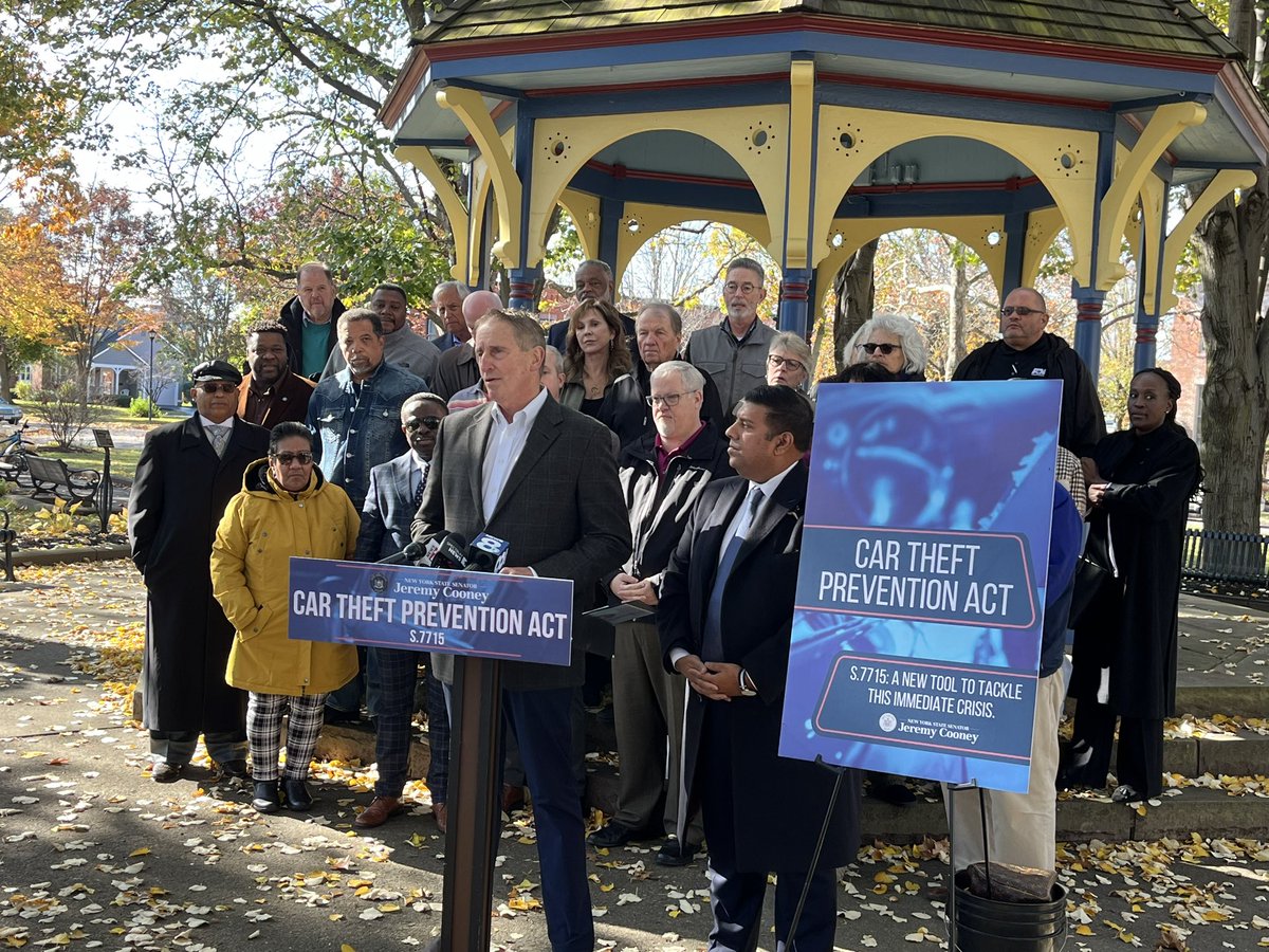 Rochester has seen an 829% increase in car thefts in 2023. There’s huge community/economic impact when people don’t feel safe. @RochesterChambr CEO @BobDuffyROC stood with @SenatorCooney as he announced his Car Theft Prevention Act which would aid in deterring these crimes.