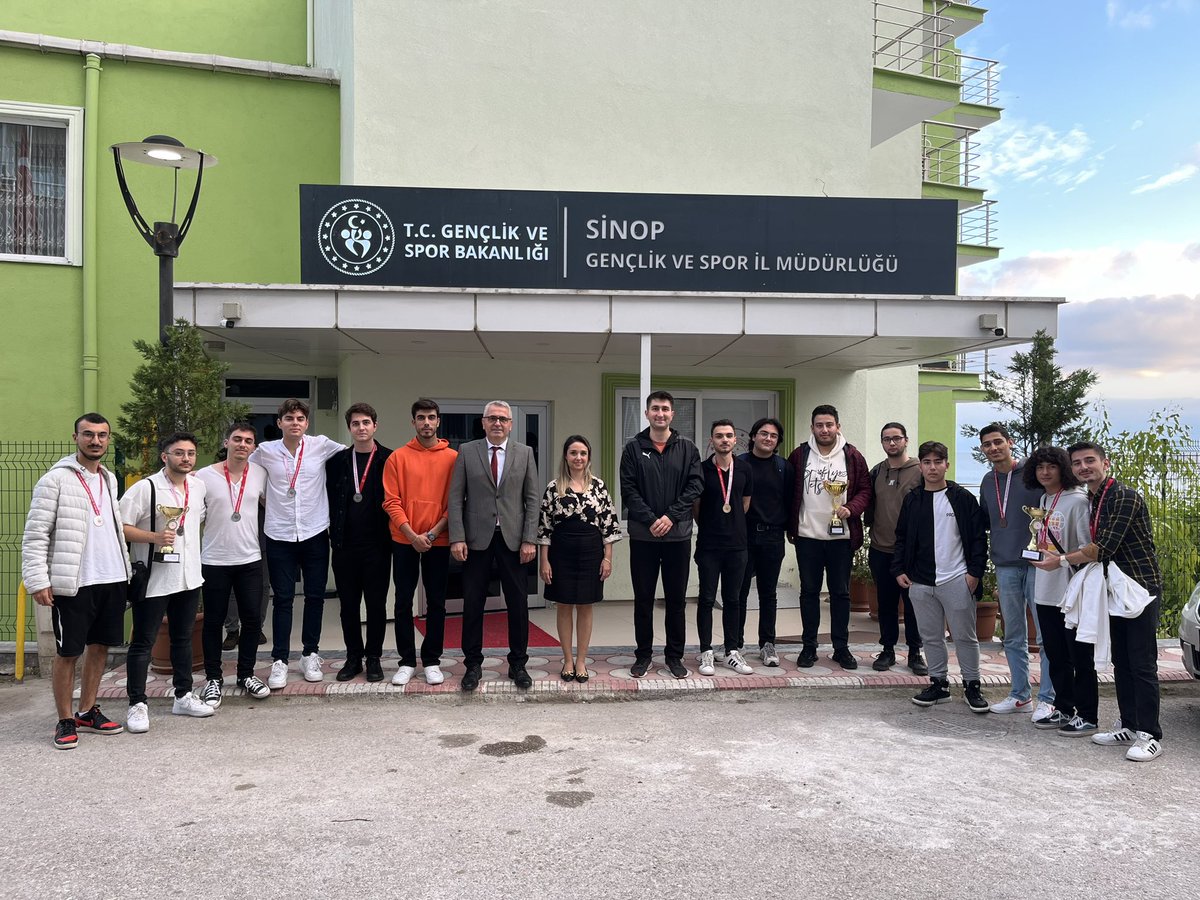 GSB_SinopGM's tweet photo. 🎮100.yıl Espor turnuvasında dereceye giren sporcularımıza ödülleri takdim edildi 🏆
Bir sonraki turnuvamız için takipte kalın! 🥳
#espor #esporegitimi https://t.co/6GjR8n6tYz
