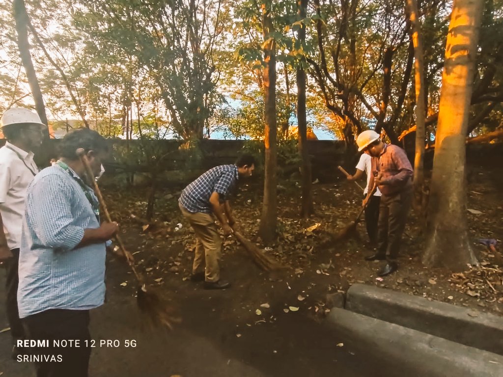 Goods Shed Wing of #Traffic Department have Organised #SwachhBharat at Goods Shed & Railway Commercial Section premises this afternoon, VPA is the only Major #Port among all Major Ports to Observe Swachh Bharat on every Friday Afternoon. @shipmin_india @DARPG_GoI…