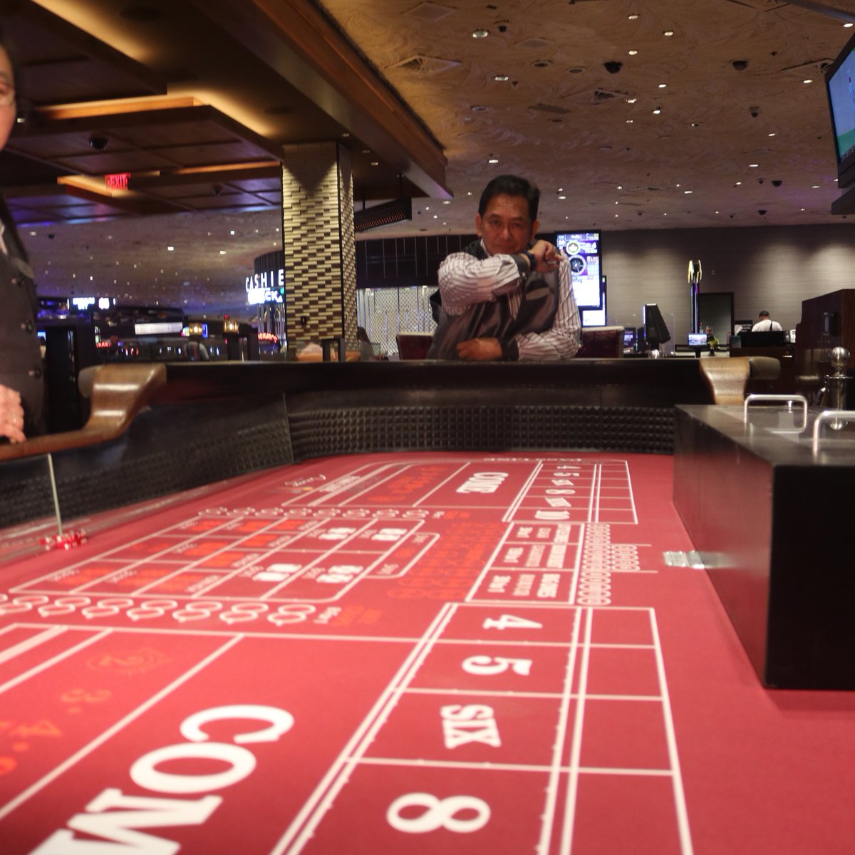 TheMirageLV's tweet image. Take a chance &amp;amp; roll the dice 🎲 

#MirageCasino #Craps