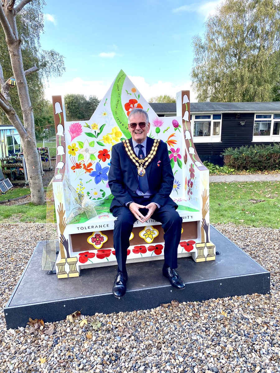 JillBusbyArt's tweet photo. Glorious today to be included in the unveiling of Slade Primary School’s Coronation Bench. I also saw the finished mural the children painted at the workshop from earlier this year. Beautiful job! I’m very proud to have been part of this very special art project. #coronationbench https://t.co/4pji2GpgOW