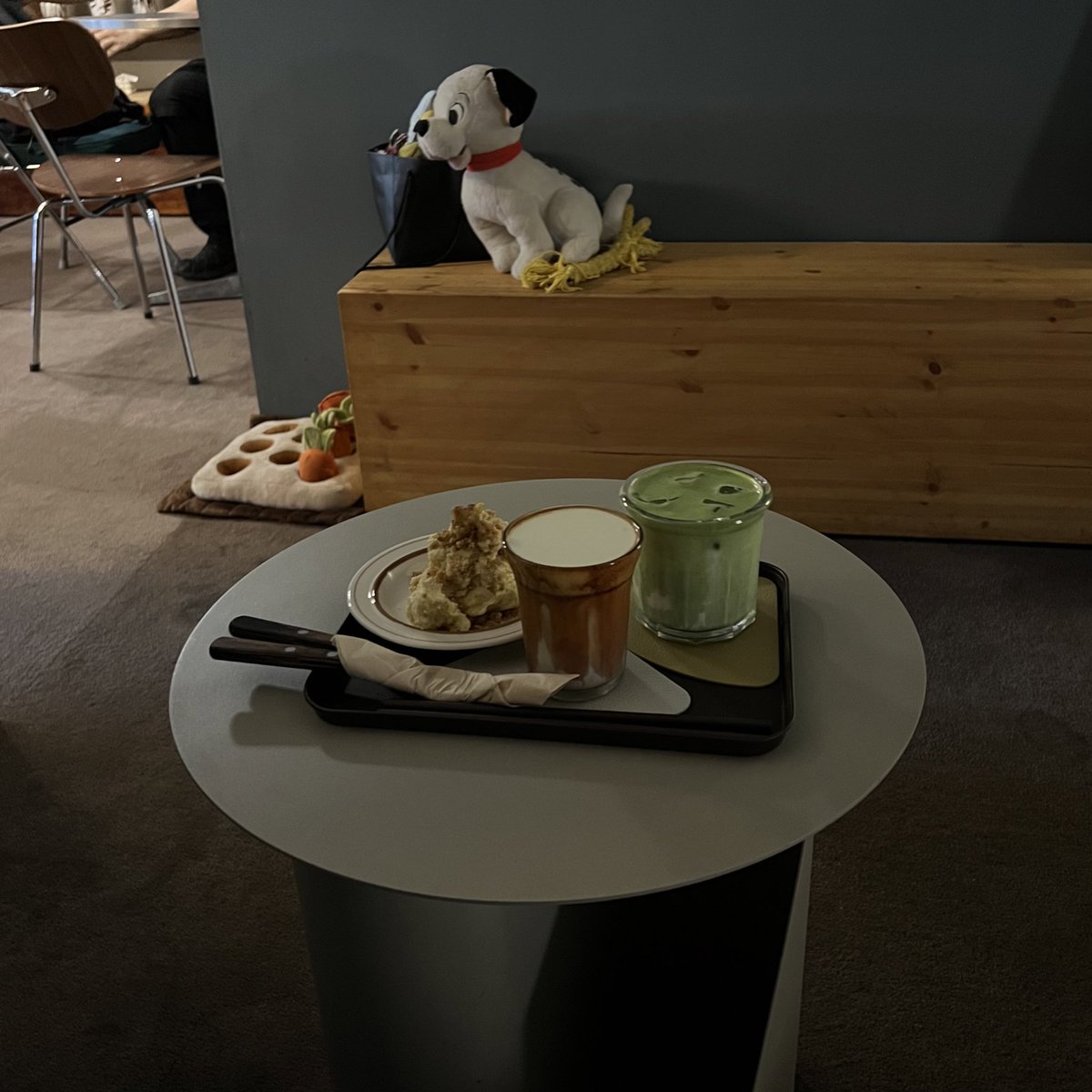 fldzh2022's tweet photo. 私の大好きなカフェ トマン！🐶💗
最近、日本人のお客さんもよく見ます！

☕︎トマンおすすめポイント
◎社長さんたちがとても優しい
◎音楽が最高 (Shazamひたすらしちゃう)
◎勉強できる席とソファー席がある
◎まんちゃがかわいい天使 

みなさんフェギへ来た際はぜひ！🐾 https://t.co/0Eu4IXAcGX