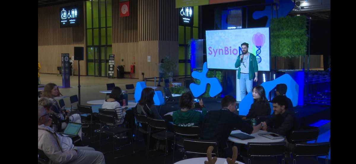 SynBio_NL's tweet photo. Enrique @EAsinTHETIC representing #SynBioNL 🌷@igem #Jamboree along with other SynbioNL communities around the globe 🌍 https://t.co/bsziNacHtl