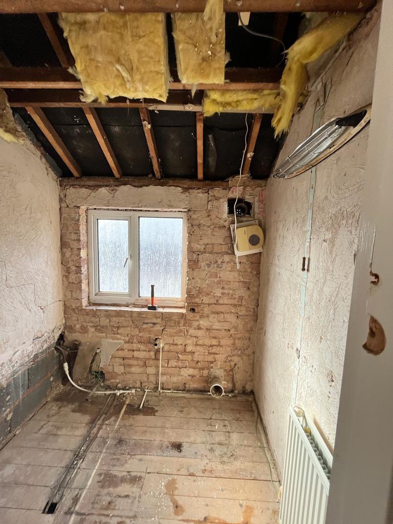 Seeley789's tweet photo. ⚠️ Friday Finish ⚠️

A bathroom complete in Rubery today … 

An 8 day transformation for a customer who went on holiday whilst we sorted it for him. 

All likes and RT’s appreciated as normal 😃❤️
Without them my contribution to the Knowle budget could be under threat !! ❤️❤️ https://t.co/HOqPQRCHqk