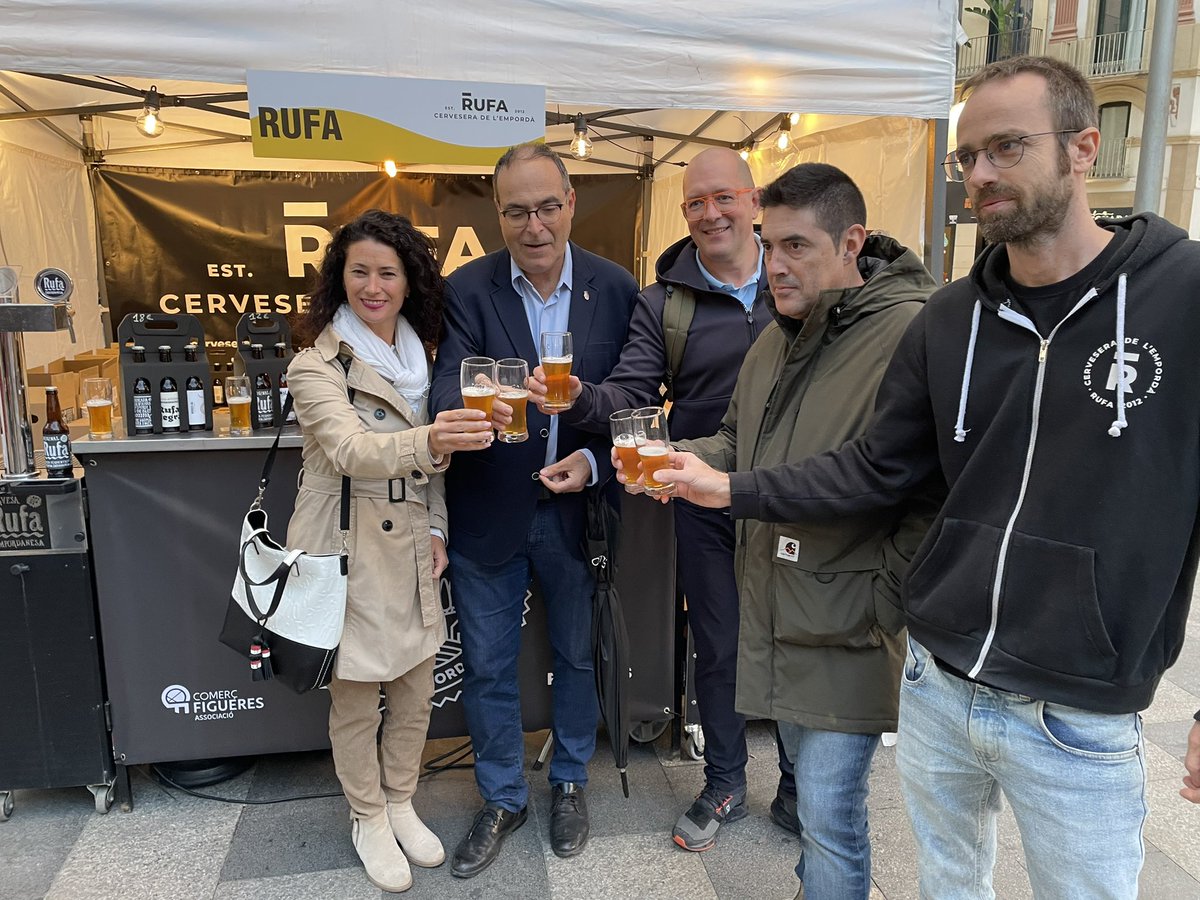 ajfigueres's tweet photo. 🍻Inaugurem la 2a edició de la Fira Degustació de la Cervesa Artesana, que compta amb 11 estands a la Rambla. 
L'objectiu, donar a conèixer la cervesa artesana que es produiex a la ciutat i a la comarca. Hi han participat els regidors Pilar Sánchez i Manel Rodríguez. https://t.co/JsnnI70dNw