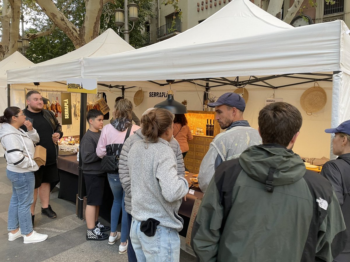 ajfigueres's tweet photo. 🍻Inaugurem la 2a edició de la Fira Degustació de la Cervesa Artesana, que compta amb 11 estands a la Rambla. 
L'objectiu, donar a conèixer la cervesa artesana que es produiex a la ciutat i a la comarca. Hi han participat els regidors Pilar Sánchez i Manel Rodríguez. https://t.co/JsnnI70dNw