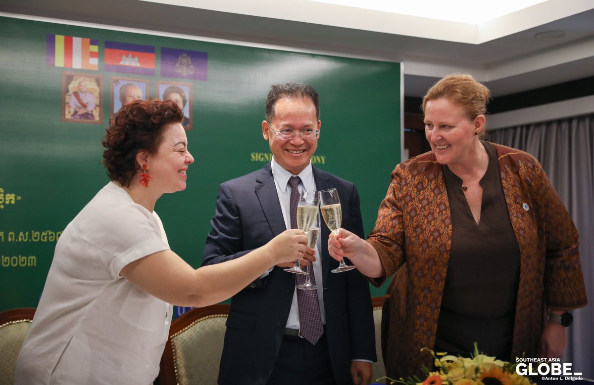 antonldelgado's tweet photo. @vicheika11 @earthjournalism After the #CCCS23 opening, @SophallethEang went to a semi-private event with @UNDPCambodia and @FAOCambodia.
After an MOU signing for an anti-plastic initiative, they thought popping champagne before a press Q&A was a good idea.
Fair enough. It was 11:34 and I got left thirsty. https://t.co/HifSt8TDJN