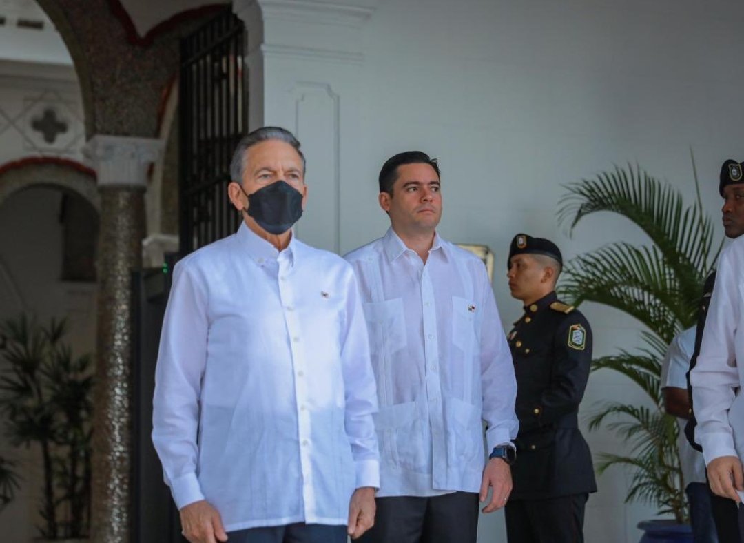 R_RuizDiaz's tweet photo. Las fotos de la verguenza. Ustedes tienen un país en luto, ustedes son los responsables de la irresponsabilidad cometida y que ahora pretenden lavarse la cara.
Sepan que no se descansará hasta devolverle la dignidad del pais y hasta que cada funcionario con responsabilidad rinda cuentas. 
Al Vicepresidente, nunca espera nada extraordinario de ti y  no me equivoque, hiciste como el avestruz y te escondiste sin dar la cara, para no afectar tu candidatura poniéndola por encima de los intereses del pais ¿Como pretendes aspirar a dirigir un país, si al primer campanazo huyes.?