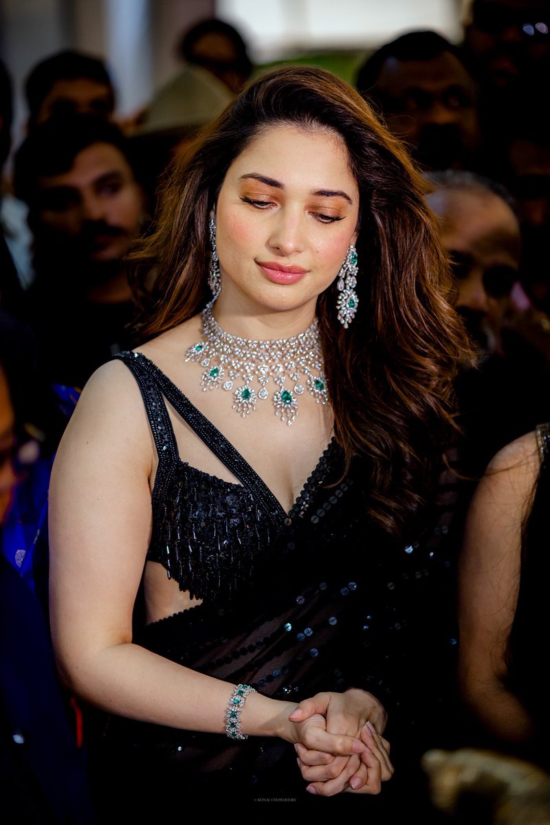 Aathavan_speaks's tweet photo. Ohh my gosh 🖤🫣✨ what a women da she is !!!!!!! Those eyes, her glowing skin, vibrant lips with mesmerising smile 🫠 Awww!! I’m dead my gal @tamannaahspeaks 

PC: PotraitsByKunal 

#TamannaahBhatia #Tamannaah https://t.co/GJnfSKNMD8